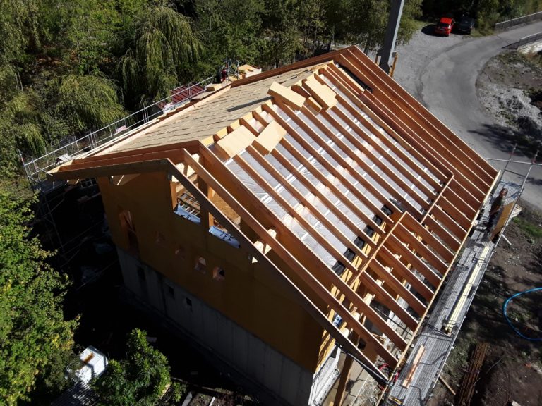 Conseil travaux à distance pour maison ossature bois en cours de levage, au stade de l'isolation de la toiture par Sébastien Boileau