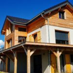 Maison ossature bois écologique avec grande terrasse sur poteaux. Boileau Sébastien