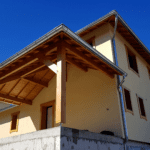 Maison ossature bois de style alpin traditionnel isolée en balle de riz. Boileau Sébastien